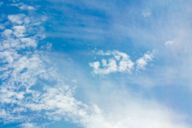 Mavi arka plan beyaz hava oluşur.