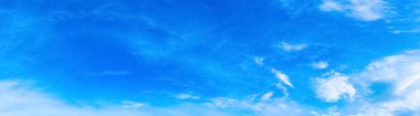 Beyaz bulutlar ve mavi gökyüzü ile tinged güzel doğal renk.