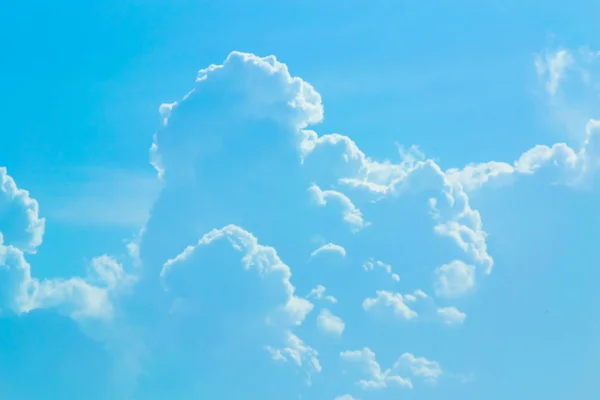 Cor Natural Bonita Tingida Com Nuvens Brancas Céu Azul — Fotografia de Stock