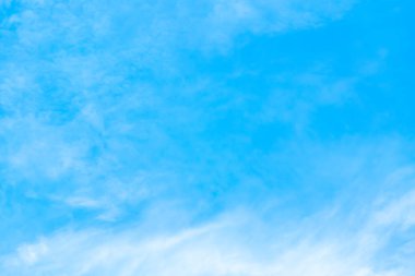 Mavi gökyüzünde bulutlar hava.