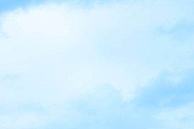 Mavi gökyüzünde bulutlar hava.