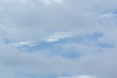 Gökyüzü mavi gökyüzü bulutlar havada.