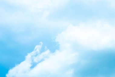 Arka plan mavi gökyüzünde bulutlar beyaz ayrıntıları.