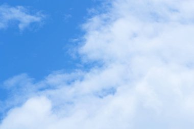  Arka plan mavi gökyüzü, beyaz yüzey yüzeyi.