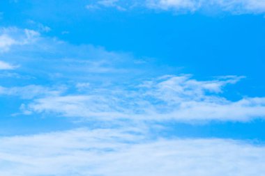  Yazın mavi gökyüzünde beyaz bulutlar.