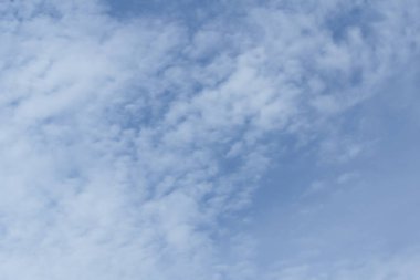  Mavi gökyüzünde yüzen beyaz bulutlar farklı şekiller vardır.