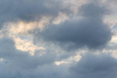 Bulutlar gökyüzü ve güneş yaz sabahları.