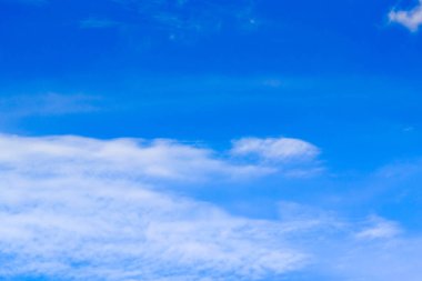 Mavi gökyüzünde bulutlar hava.