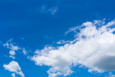 Doğum-off dünyadaki her şeyin beyaz bulutlar gökyüzünde vardır.