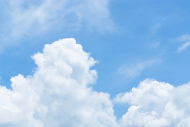 gökyüzü bulutlu rüzgarla hareket.