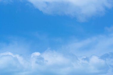  Gökyüzü arka plan, bulutlu bir günde, gökyüzünde yüzen manzara