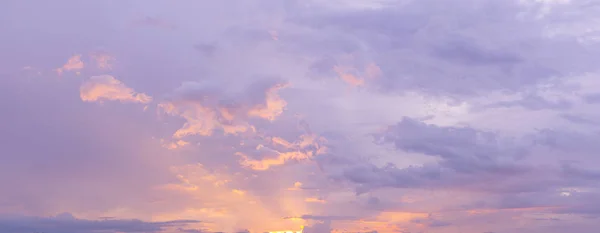 Solnedgången Dag Med Solsken Molnig Himmel Och Solen — Stockfoto