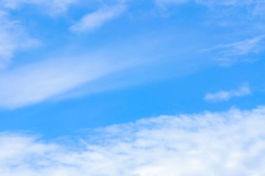 Mavi gökyüzünde bulutlar hava.