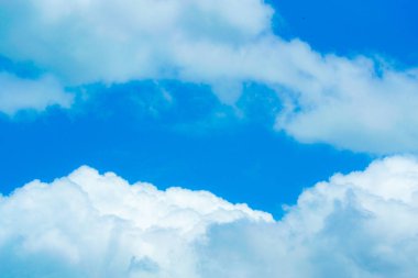  Bulutlar havada birçok şekli Dönüştür.