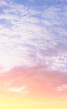 Sabahları renkli gökyüzünde güneşin doğuşunu gökyüzü arka plan.