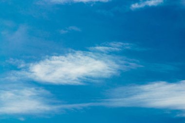  Mavi gökyüzü beyaz bulutlar her gün bir levha ile.