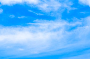 Mavi gökyüzünde bulutlar hava.