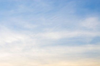  Güneş, gökyüzü bulutlar ve gökyüzünde güneş ile gündoğumu.