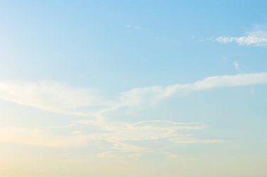 Her gün gökyüzüne bakarak asla her vuruş şeklinin bir tekrarını değildir.