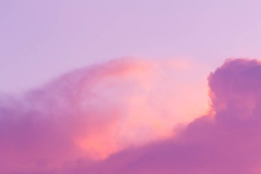 Mavi gökyüzü bulutlu web tasarımı için uygun.