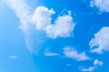 Mavi gökyüzü bulutlu web tasarımı için uygun.