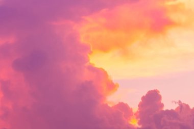 Mavi gökyüzü bulutlu web tasarımı için uygun.