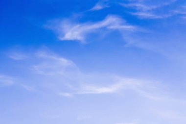 Mavi gökyüzü bulutlu web tasarımı için uygun.