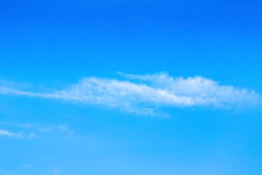 Mavi gökyüzü bulutlu web tasarımı için uygun.
