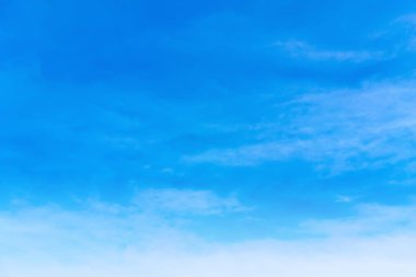 Mavi gökyüzü bulutlu web tasarımı için uygun.