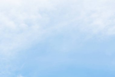 Mavi gökyüzü bulutlu web tasarımı için uygun.