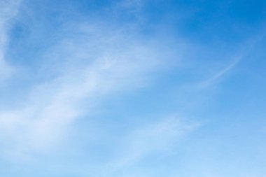 Mavi gökyüzü bulutlu web tasarımı için uygun.