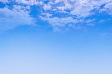 Mavi gökyüzü bulutlu web tasarımı için uygun.