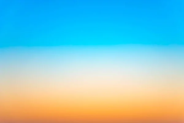 Mavi gökyüzü bulutlu web tasarımı için uygun.