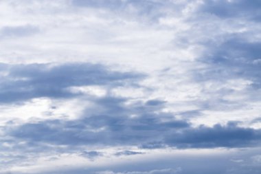 Beyaz bulutlar yavaş yavaş rüzgar gücü öğleden sonra değişir..