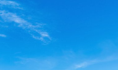 Gökyüzü yavaşça bulutlar mavidir