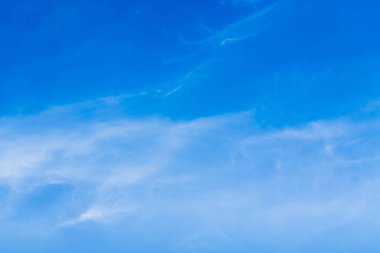 Mavi gökyüzünde bulutlar hava.