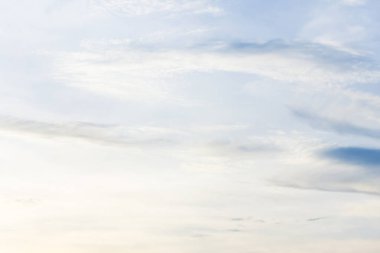  Yazın bulutlu mavi gökyüzü.