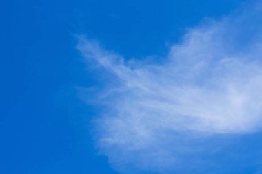 Mavi gökyüzü ve çayır ile güzel bulut. Düz manzara arka plan film zemin için.