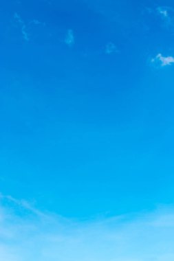 Mavi gökyüzünde bulutlar hava.