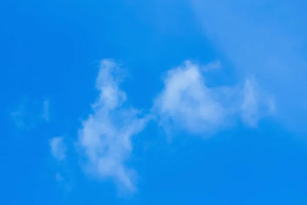 Der Blaue Hintergrund Hat Ein Paar Wolken — Stockfoto