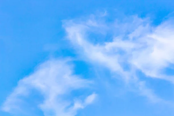 Beau Modèle Fond Ciel Bleu Avec Peu Espace Pour Message — Photo