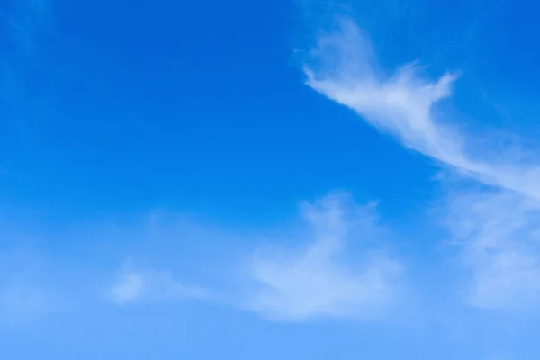 Céu Com Nuvens Verticalmente Verticais Para Cenário Móvel — Fotografia de Stock