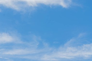 Güzel mavi gökyüzü arka plan şablonu ile giriş kısa mesaj için biraz boşluk.