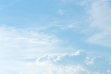 Mavi gökyüzünde bulutlar hava.