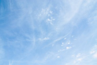 Mavi gökyüzü arka plan küçük bulutlar ile. Mavi gökyüzünde beyaz kabarık bulutlar