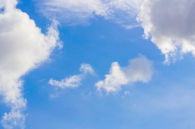 Akşam gökyüzünde bulutlar ile renk.