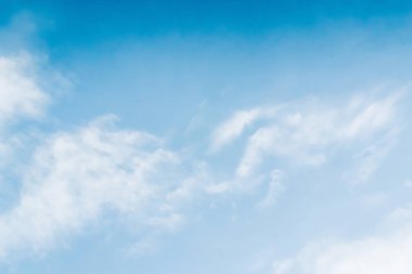 Bulutlar ışık ile akşam katmanlara ayrılır.