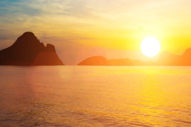 Tayland Körfezi sunrise plajda şafak parlak renkler.