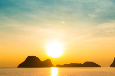 Tayland Körfezi sunrise plajda şafak parlak renkler.