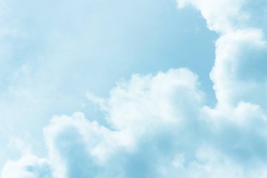 Rüzgara karşı hareket bulutlu gökyüzü bulutlar oluşan küçük bir gruptur.